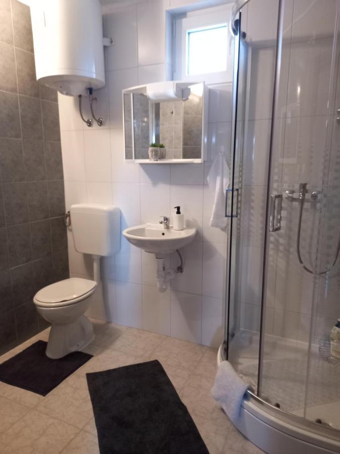 Guest House Studio Apartman Marina - With Jacuzzi, Free Parking, Pet Friendly カルロヴァッツ エクステリア 写真
