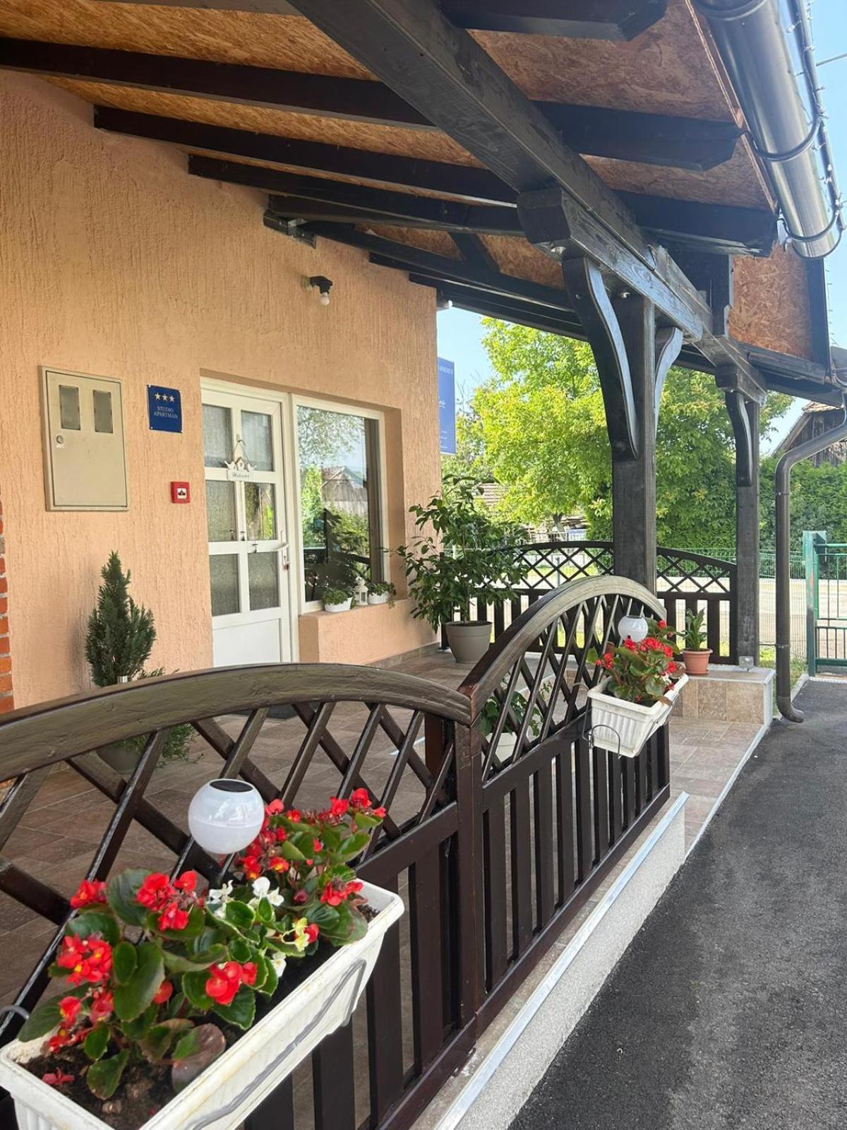 Guest House Studio Apartman Marina - With Jacuzzi, Free Parking, Pet Friendly カルロヴァッツ エクステリア 写真